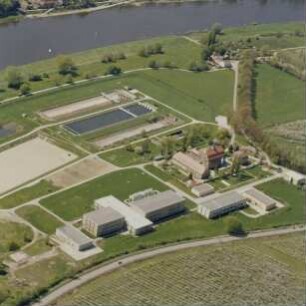 Dresden-Hosterwitz. Wasserwerk (1907-1908; H. J. Erlwein). Luftbild-Schrägaufnahme von Osten