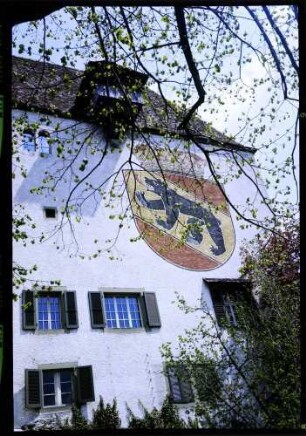 Burgdorf: Schlossturm mit Berner Wappen, Ausschnitt, Wappen am Haus