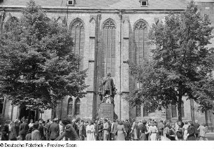 Besucher am kranzgeschmückten Bach-Denkmal anläßlich der Bachfeier