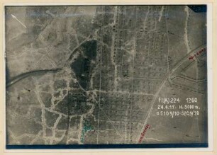 Foto vermuteter feindlicher Batterie-Stellungen an der Straße von Lens nach Grenay (Luftbild)