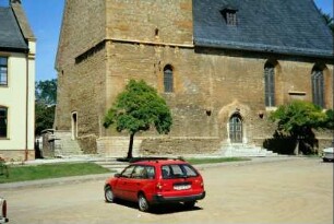 Markt und Unterteil der Kirche von SW: das Turmuntergeschoss,