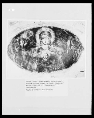 Segnende Madonna, gerahmt von Engeln