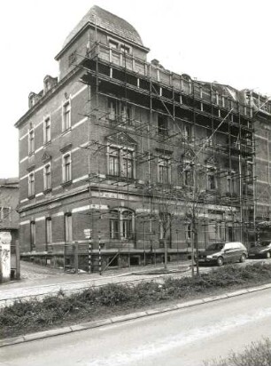 Radeberg, Dresdner Straße 11. Wohnhaus (bezeichnet 1897). Ansicht mit gerüst