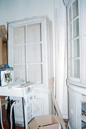 Schloss Ahrensburg: Innenansicht: Abstellraum: Vitrinenschrank: rechts Eckvitrine: Karton, Gegenstände: August 1994
