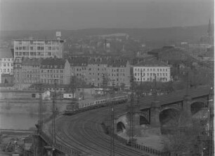 Dresden-Neustadt. Blick vom Kühlhaus in Friedrichstadt nach Nordosten über die Elbe mit der Eisenbahnbrücke zum Bahnhof Neustadt
