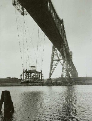 Rendsburg, Hochbrücke : Rendsburg. Hochbrücke über den Nord-Ostseekanal, Schwebefähre für Wagen und Personen