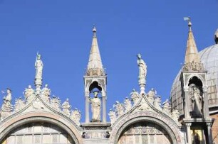 Markuskirche in Venedig : Seitenansciht der Markuskirche von der Piazetta gesehen. Aufgenommen am Karnevaldienstag, dem 21. Februar 2012, am Markusplatz in Venedig