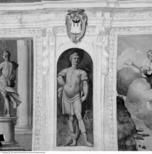 Szenen aus dem Mythos der Psyche, Zwei Statuen und Wappen der Familie Giustiniani