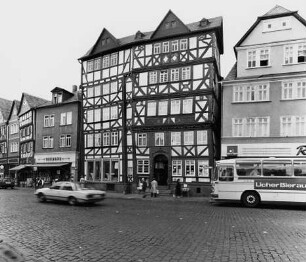 Ehem. Gasthaus 'Zum Goldenen Ritter' und ehem. Thurn- und Taxis'sche Poststation; Butzbach, Marktplatz 7