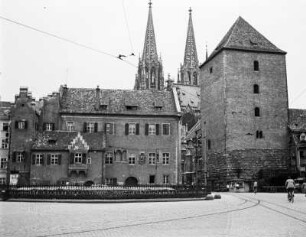 Regensburg, Alter Kornmarkt : Regensburg. Herzogshof mit Römerturm, Westfront