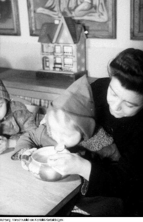 Internationales Rotes Kreuz. Kinderspeisung durchgeführt von der Volkssolidarität, 1949