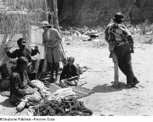 Arizona, Canyon de Chelly, Handwerk, Navajo Indian family , showing Indian blanket wearing, Aufnahme, The Atchison, Topeka and Santa e Railway Co.