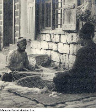 Schiffsreise Ägypten - Palästina - Syrien 1934. In den Gassen von Tiberias; Fischer flicken ihre Netze