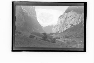 Exkursion ins Berner Oberland: Gebirgslandschaft mit Tal