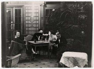 Auf der "Mauretania". Im Wintergarten
