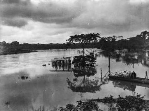Rio Jaltepec bei Santa Lucrezia : Flusslandschaft mit Boot