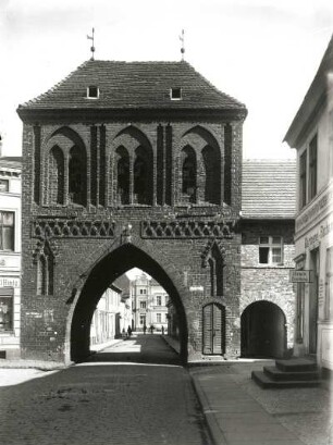 Belgard, Hohes Tor : Belgard. (Białogard/Westpommern). Hohes Tor (Wysoka brama). Ende 14. Jahrhundert. Ansicht von Nordwest