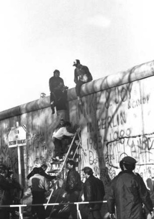 Mauerbesucher auf der Grenzmauer