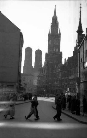 München: Marienplatz mit Rathaus und Dom [Frauenkirche]