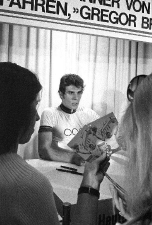 Autogrammstunde des zweifachen Olympiasiegers im Radfahren Gregor Braun beim Kaufhaus Karstadt