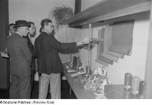 Besucher vor einem Stand mit Papierwaren, Herbstmesse 1953