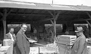 Grund, Peter; Frankfurt; Haus auf der Maininsel neben der Alten Brücke - Männer vor Baustelle