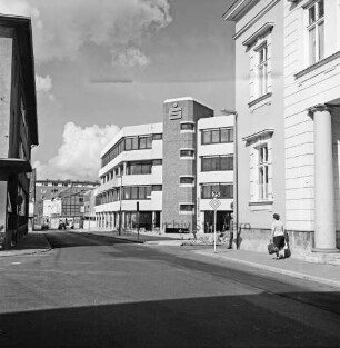 Kreissparkasse Stormarn: Hagenstraße: Zentrale: in Bau: Innenausbau und Herrichtung des Vorplatzes: vorne rechts Einmündung Weg zum Bürgerpark, Historisches Rathaus, Fußgänger: links Einmündung Markt, Eckhaus Altbau Kreissparkasse: Straßenschilder, Verkehrsschilder, Straßenlampen: hinten Auto, Fahrradfahrer