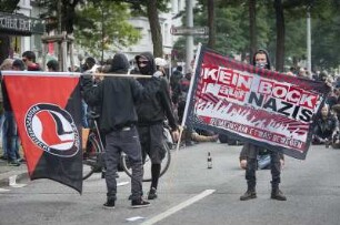 linke Demonstranten protestieren am Hamburger Hauptbahnhof gegen eine Neonazi-Demo, die kurz zuvor gerichtlich verboten wurde