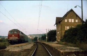 Ellrichshausen Lok 215 006 E3392 Bahnsteig Empfangsgebäude