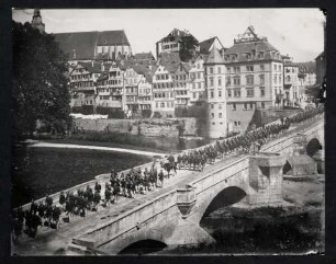 PA 6044, Alte Neckarbrücke mit Neckarfront, auf der Brücke Militärkolonne. Foto Sinner (1896)
