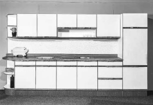 Anbauküche : Dresden-Hellerau. VEB Deutsche Werkstätten Hellerau. Hausmesse, 1986. Anbauküche. Holz, cremefarben beschichtet mit Struktur (1986; VEB Möbelkombinat Dresden-Hellerau)
