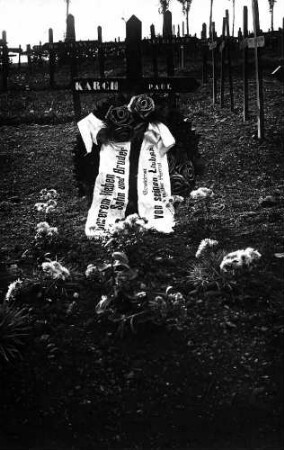Soldatengrab auf Friedhof, "Karch Paul. Unserem lieben Sohn und Bruder. Gewidmet von seinen Lieben aus der Heimat" "carte postale"