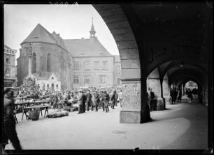 Komotau (Chomutov/Tschechische Republik). Marktplatz und Laubengang am Rathaus