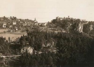 Burg und Stadt Hohnstein : Hohnstein. Stadtansicht. Blick vom Hockstein über das Polenztal