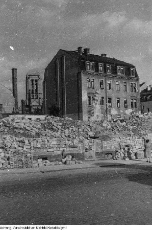 Dresden, Hechtviertel. Von den Kriegsschäden beräumte Straßen, 1945 (Hechtstraße 42b, Hinterhaus von der Hechtstraße/Ecke Seitenstraße aus in Richtung Ruine der St. Pauli-Kirche)