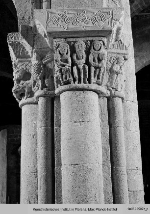 Figurenkapitell mit alttestamentarischen Szenen