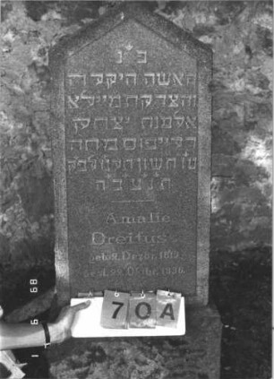 Grabstein 70 (Index: 100105849) Material: polierter Granit Zustand: sehr gut Maße HxBxT: 132x52x26 cm Beschreibung: Stele auf Sockel, erhabenes Schriftfeld Steinmetz: Wagner: Grabstein 70A (Nachholaufnahme)