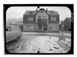 Langerwisch (Michendorf-Langerwisch), Straße des Friedens 75. Wohnhaus mit Laden. Straßenfront