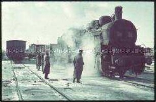 Soldaten auf einem Güterbahnhof