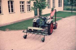 Vor Gebäude I der Landtechnik Weihenstephan, Werkstatt noch im Frontbereich