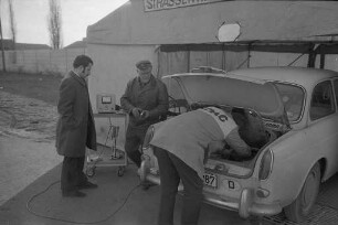 Kohlenmonoxid-Test des technischen Prüfdienstes der ADAC-Straßenwacht für Kraftfahrzeuge auf dem Messplatz