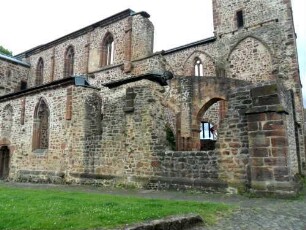 Totenkirche (Romanische Gründung)-Ansicht von Nordnordwesten mit Basis ehemaliger Nordturm und Langhaus mit Seitenschiff (Gotisch überarbeitet)