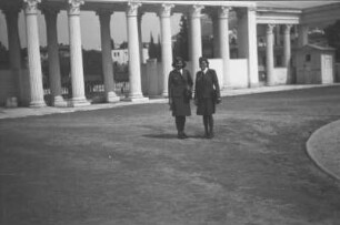 Athen. Panathinaiko-Stadion (Rekonstruktion 1895/1896). Ansicht mit zwei Luftwaffenhelferinnen