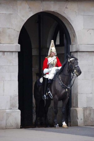 Berittener der königlichen Horse Guards hält Wache im Torbogen am Quartier der Garde in Westminster