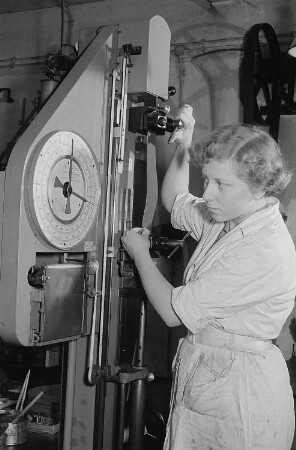 Eine Frau an einer Maschine im VEB Kunstleder Zweenfurth