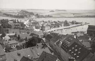 Wolgast, Blick vom Turm der Petrikirche über den Peenestrom mit Straßenbrücke nach Osten zur Insel Usedom und Hafen