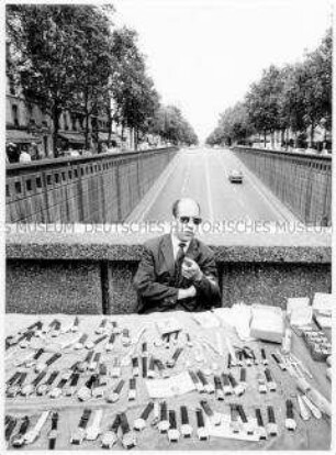 Mann mit Sonnenbrille verkauft an einer Brücke in Paris Sonnenbrillen
