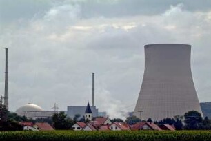 Atomkraftwerk AKW Isar. Kühlturm und Reaktor. Symbole für Energie, Technik...