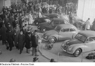 Besucher vor einem Messestand mit Automobilen des VEB Eisenacher Motorenwerke (EMW)