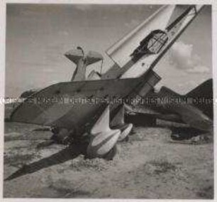 Wehrmachtssoldaten, Nach der Zerstörung, Zertrümmertes russisches Flugzeug